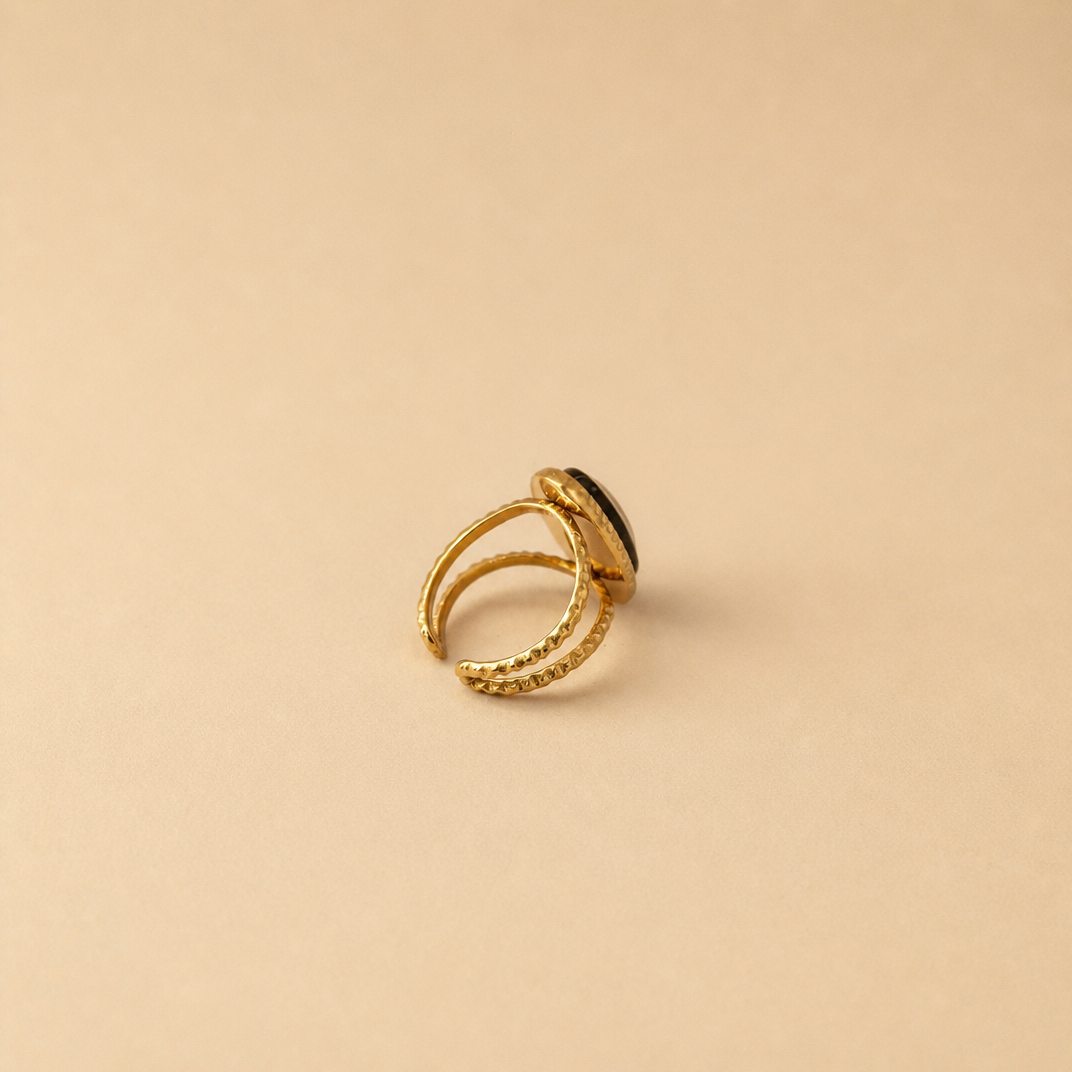 Gouden ring met steen achter
