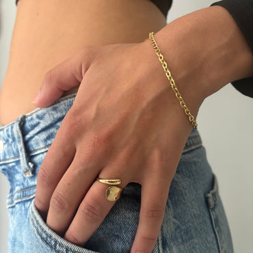 Essential ring Noa