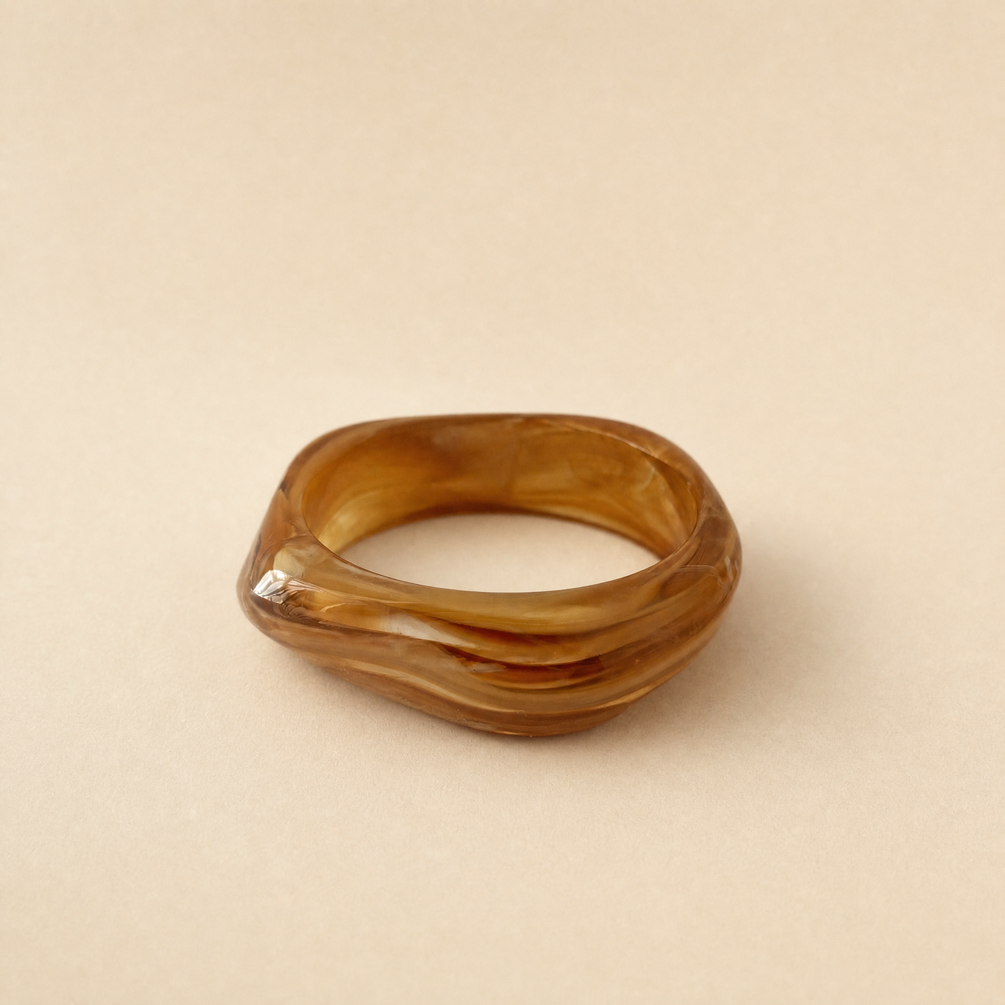 Bruine bangle armband