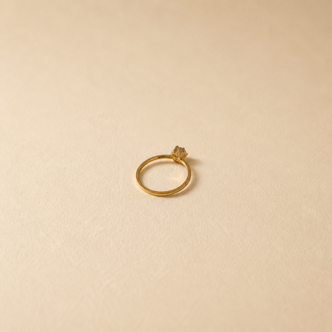 Subtiele ring met steen achterkant